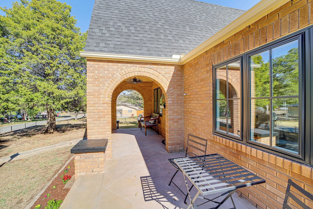 < 9 Mi to Dtwn Tulsa: Lovely Home w/ Yard & Deck!
