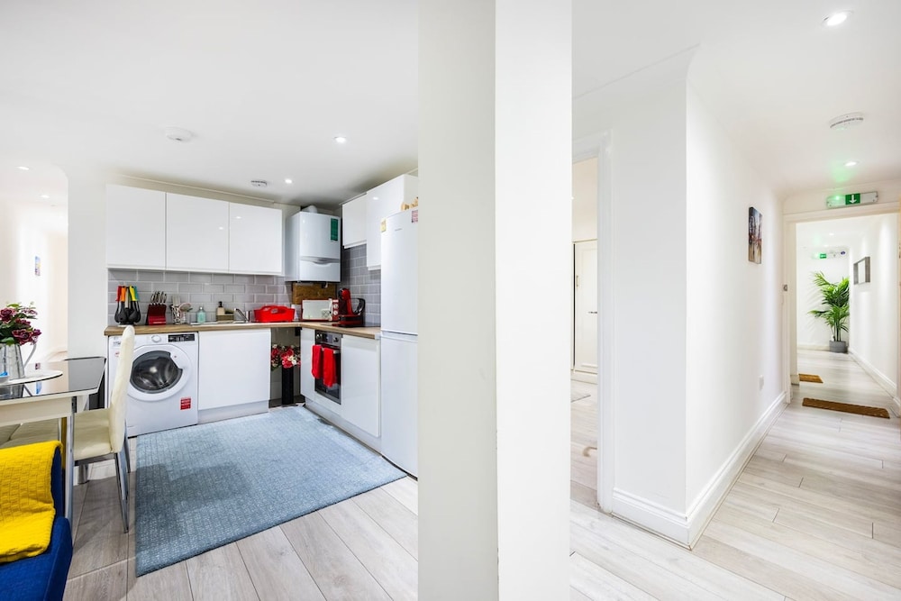 3 Bed 3 Bathroom Flat in Kensington B
