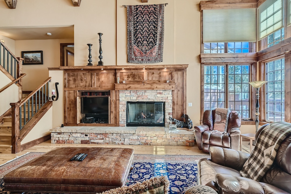 Marksberry Lodge 4 Bedroom Home by RedAwning