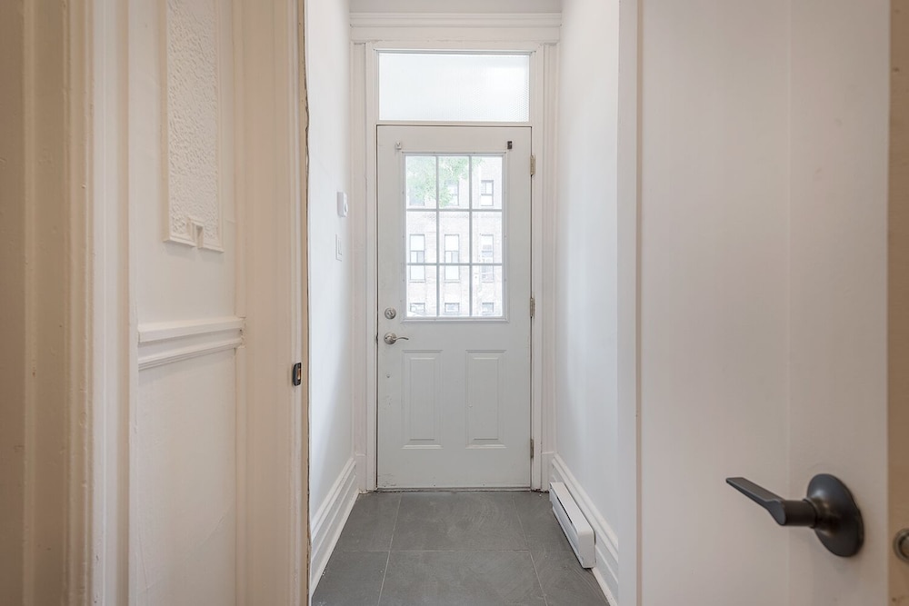 Beautiful Private Bedroom in Mile-End - Image 1