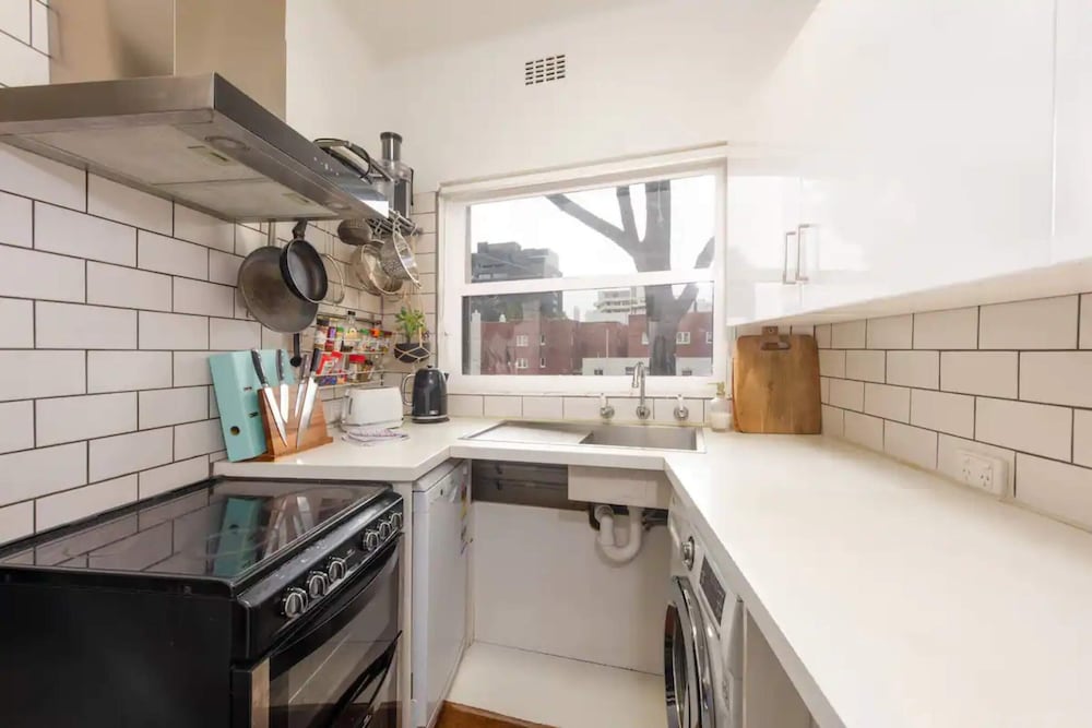 Mid-century 1 Bedroom Apartment on Albert Park With Parking view 3