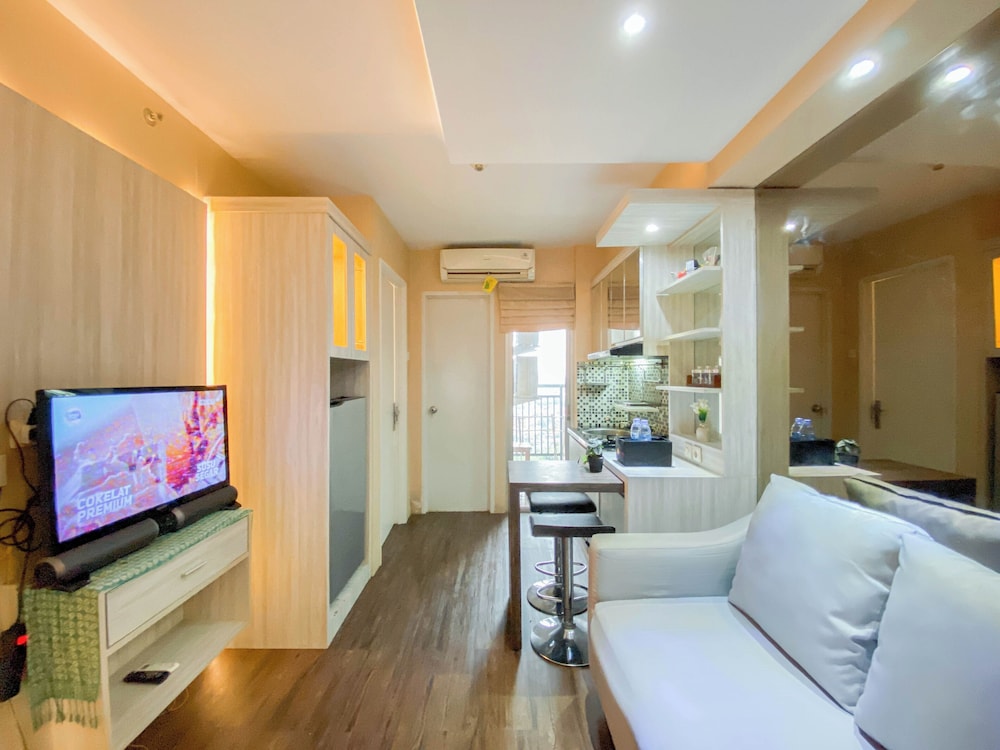 Best And Homey 2Br At Bassura City Apartment