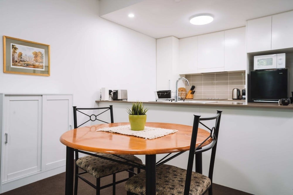 Comfy 1-bed With Spacious Courtyard & Parking