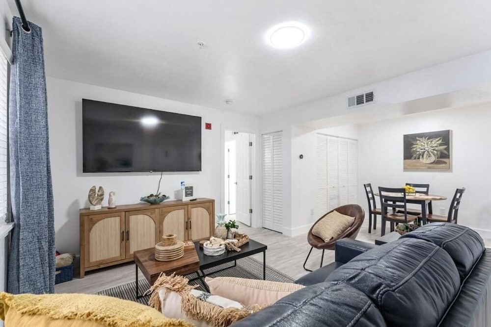 Cozy Modern Apartment - Near Shands & VA