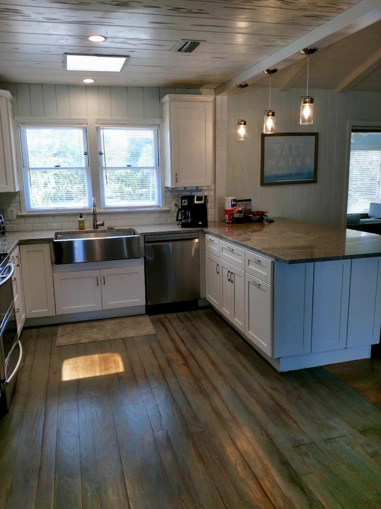 Rad's Cozy Cottage on Canal