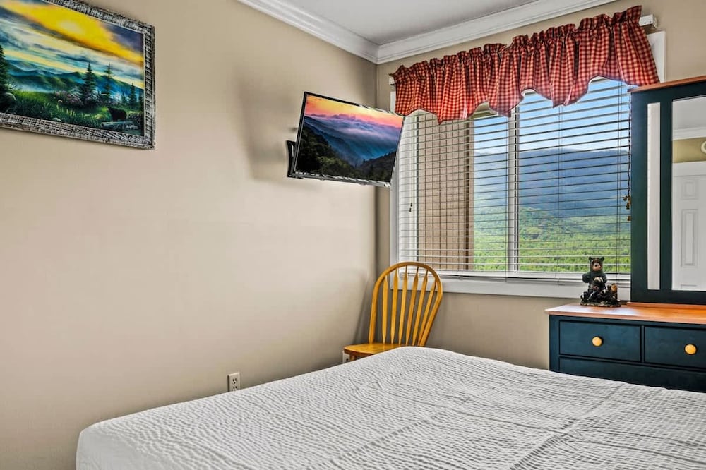 Sleeps 6 Full Kitchen Indoor Pool Mountains Views
