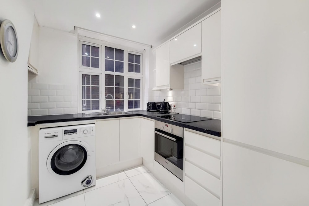 Bright Spacious Apartment Opposite Harrods view 3