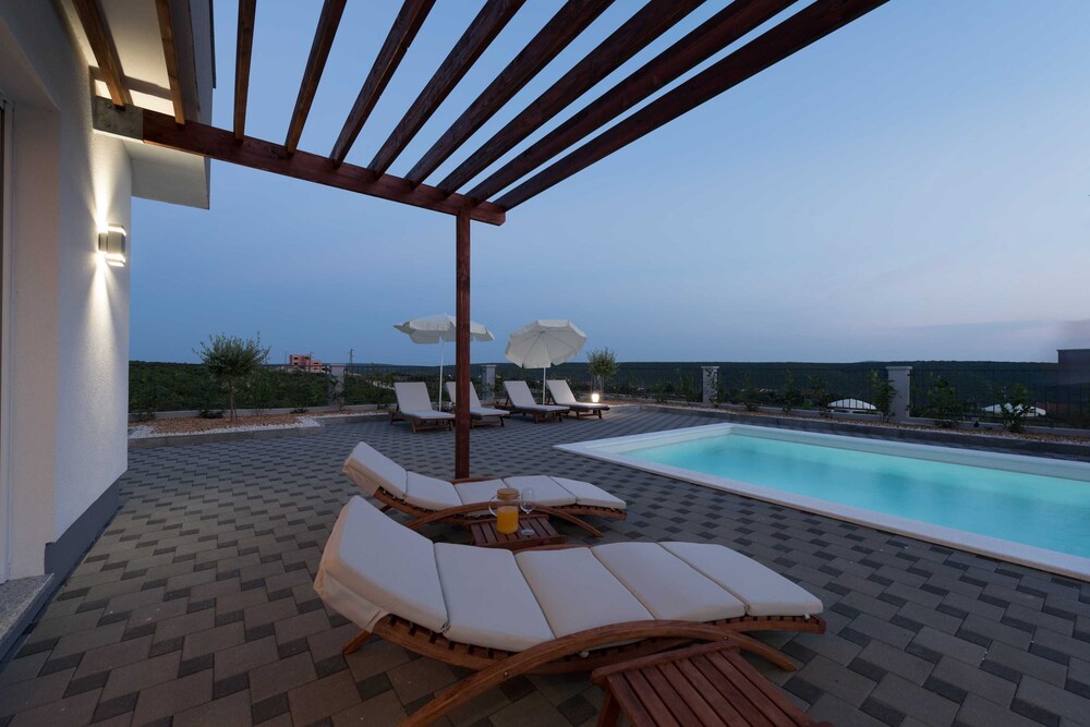 Luxury Escape With Swimming Pool & Modern Design