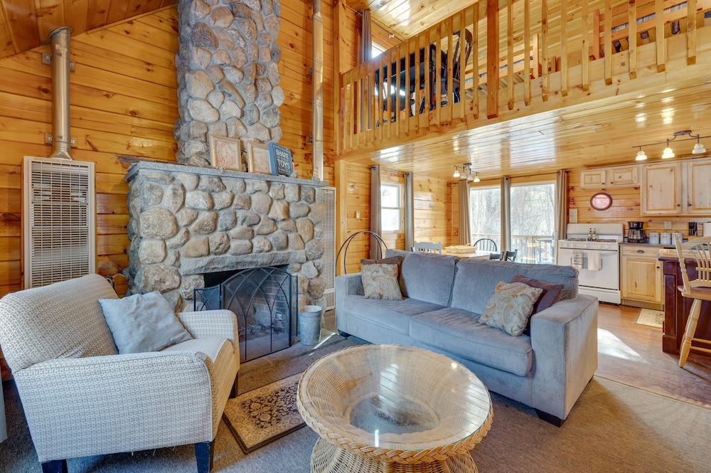 Cozy Laconia Cabin, Close to Winnipesaukee Pier!