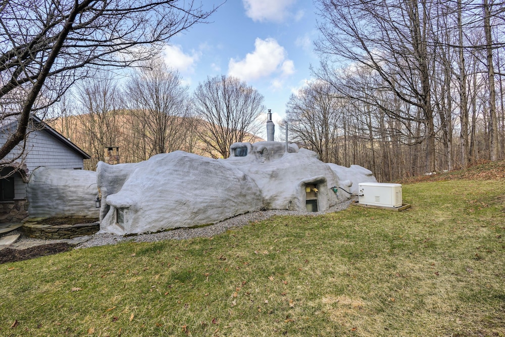 < 6 Mi to Arlington: 'whimsical Stone Abode!'