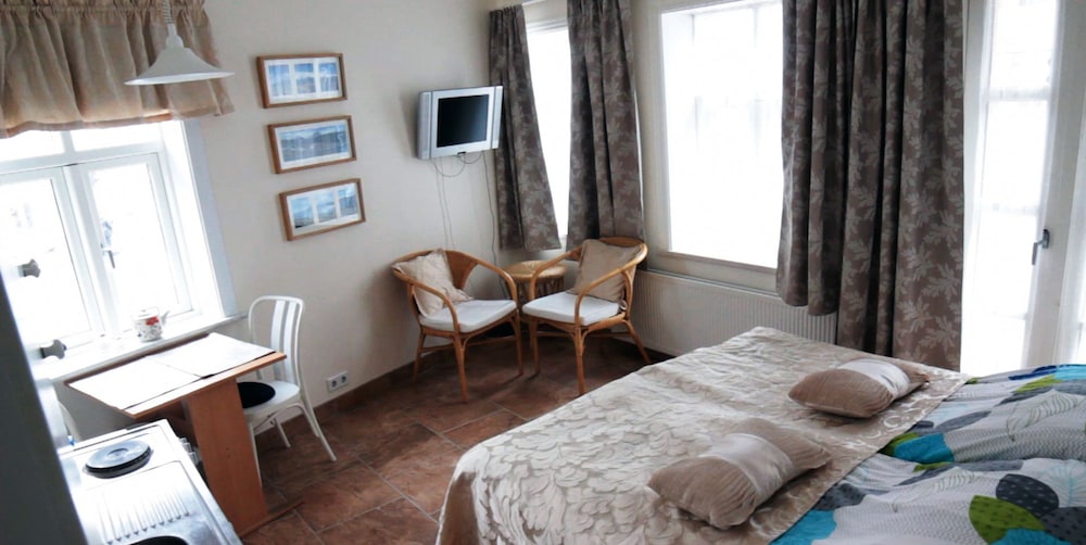 Three Sisters Studio Apartments
