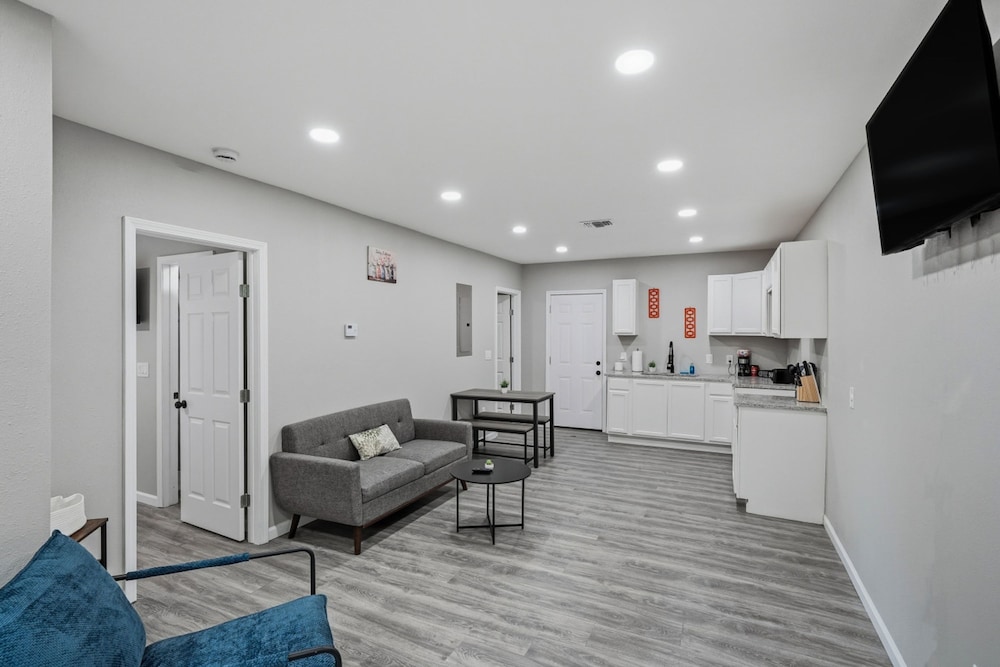 Spacious 3BR Retreat Near Downtown River Walk