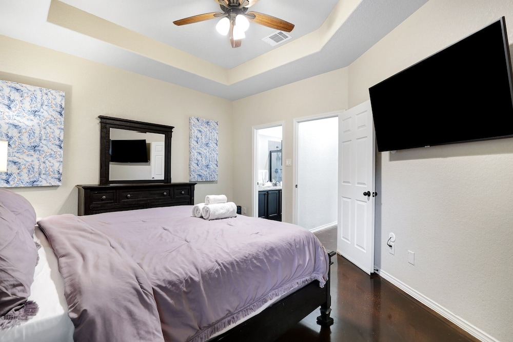 Modern Pet-friendly Duplex Near River Walk 3 Bedroom Duplex