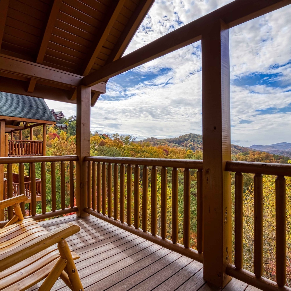 Awesome View Pool Hot Tub Game Room Fireplace