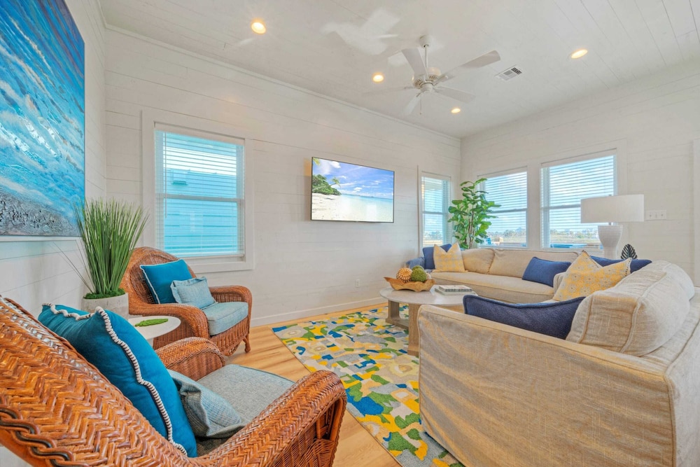 2 Homes, Sleeps 22 2 Private Pools, Firepit, Steps to Beach Boardwalk Access