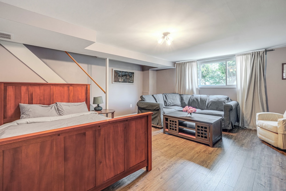 Pet-friendly Arlington Townhome w/ Furnished Patio view 2