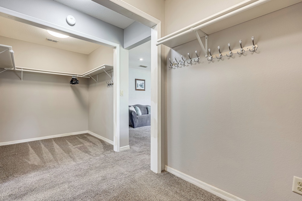 BBQ Ready: Hawthorne Home w/ Screened-in Patio