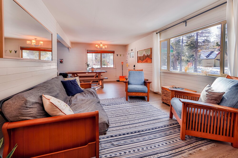 Charming Cherokee Cabin Secluded Stay for 6 Just 10 Minutes to Tahoe!