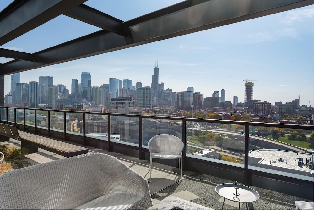 Skyline Penthouse Duo 6 Bedrooms for Large Groups