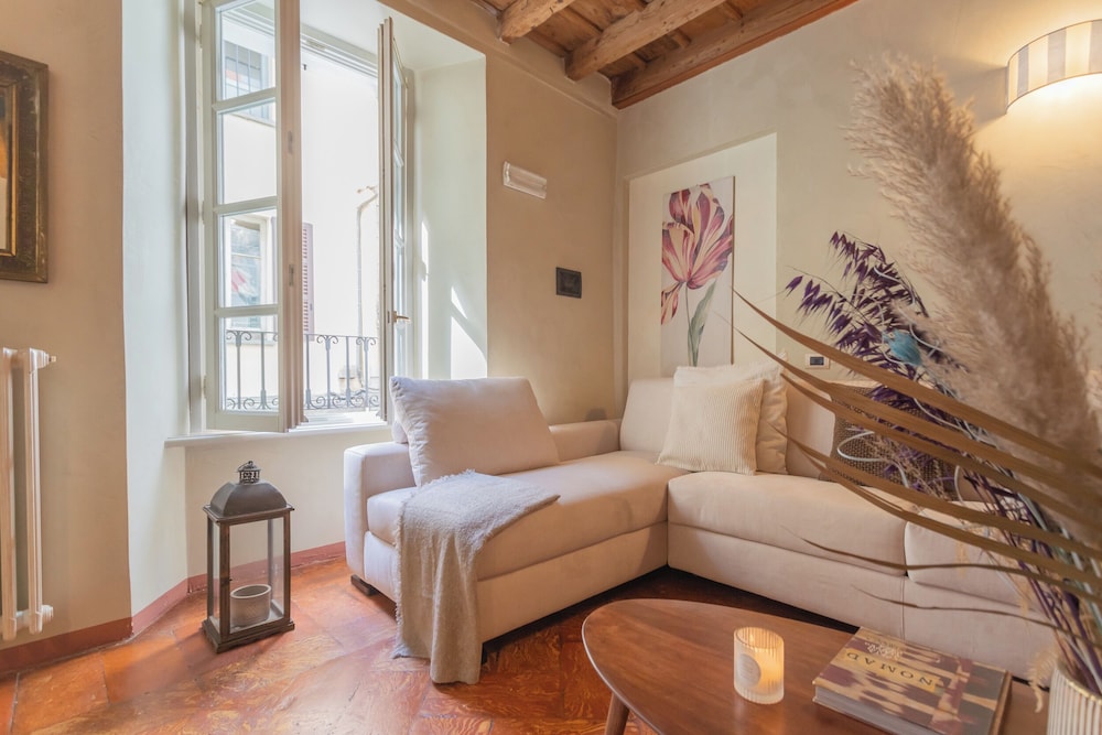 Pantero Apartment by Rent all Como