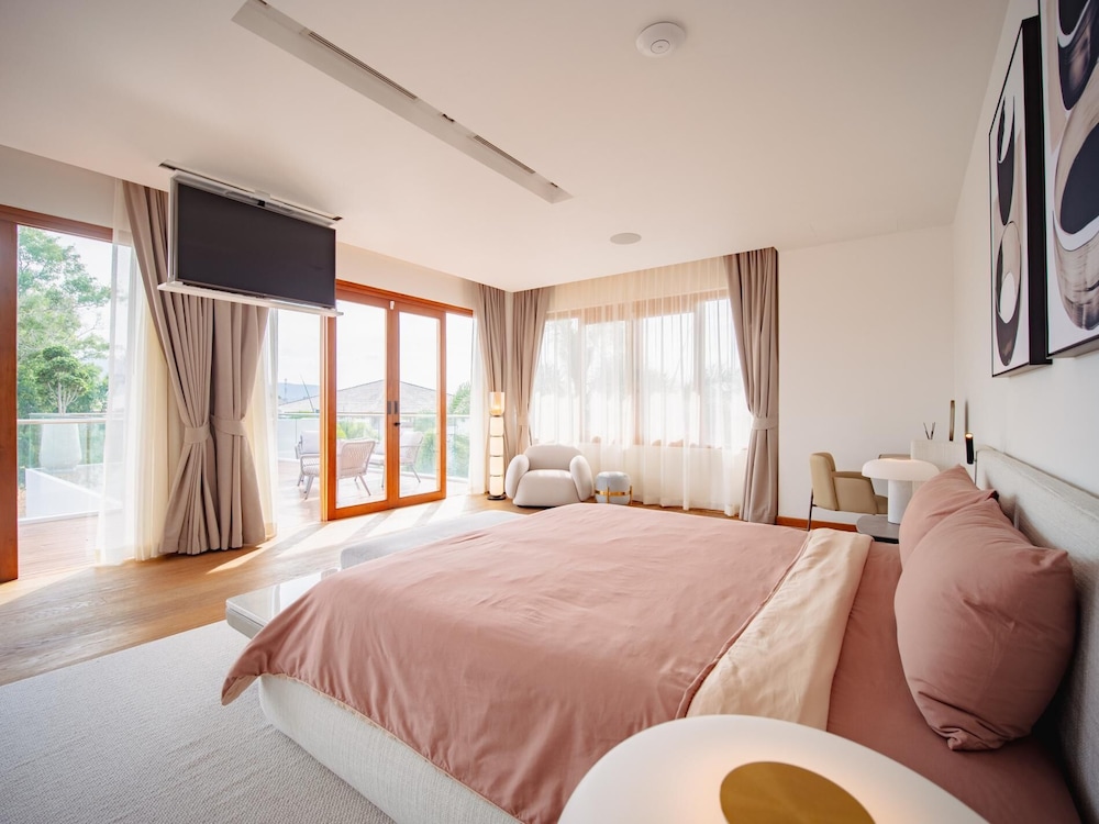 Luxurious 5bedroom White Estate Villa Private Lake