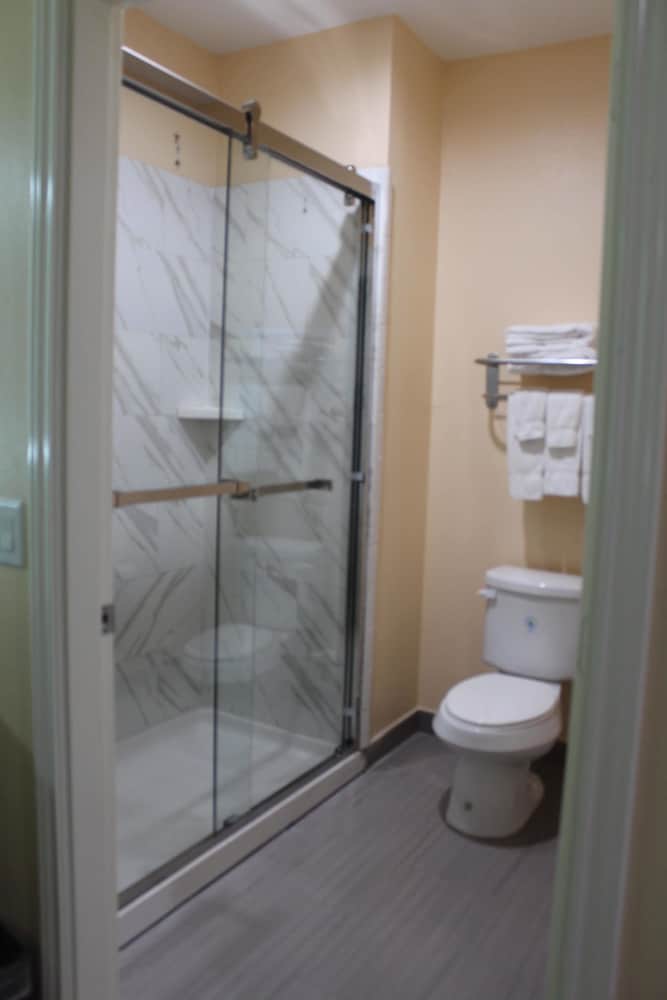 Express Inn & Suites - Bush Airport