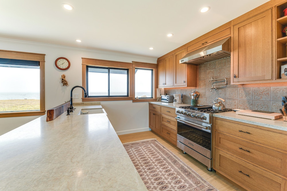 Walk to Beach: Luxury Oceanfront Escape in Caspar
