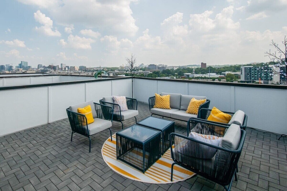 King Queen 2 Homes - 24 Beds City Views