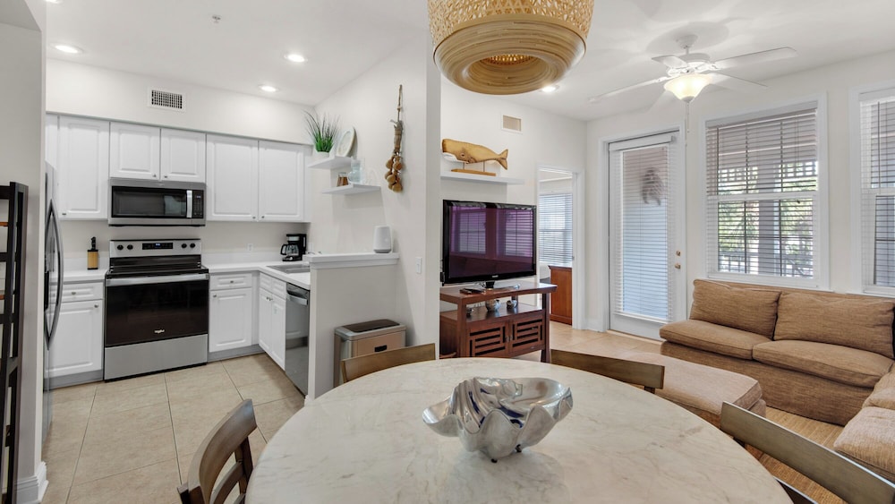 3br/2ba, Sleeps 6, BBQ Grill, Pool, Beach Access + Free Attraction Tickets!