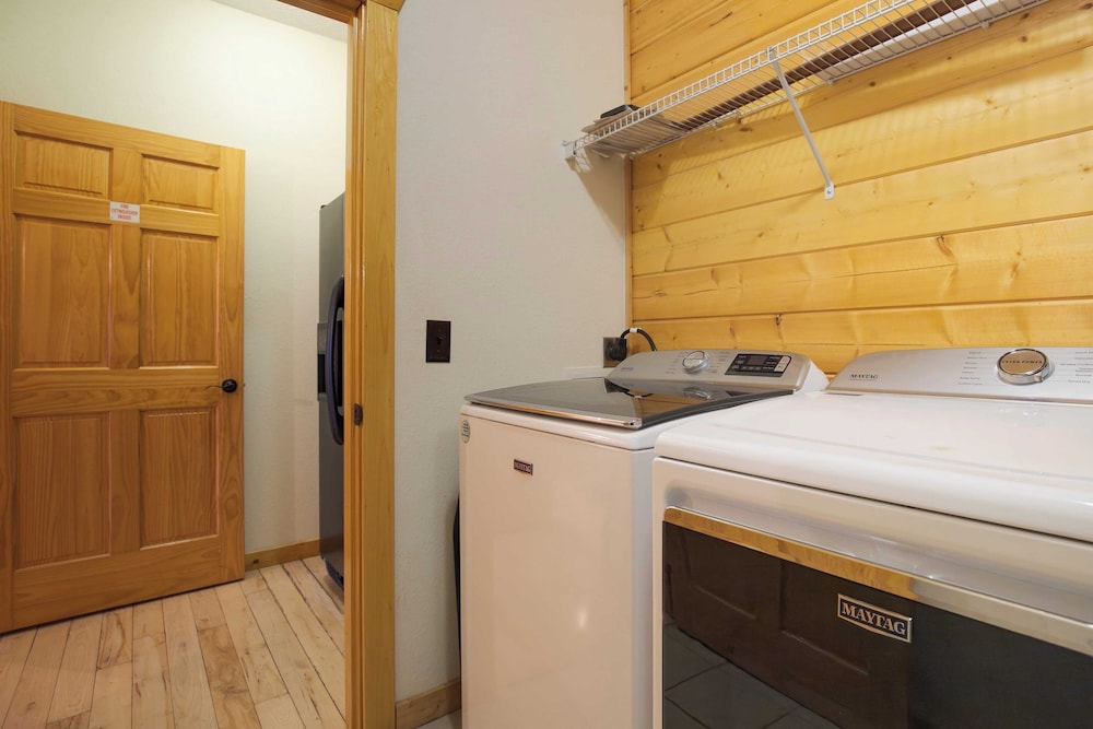 Pinnacle Chalet by Avantstay Luxury Cabin w/ Panoramic Views, Fireplace & Game Room