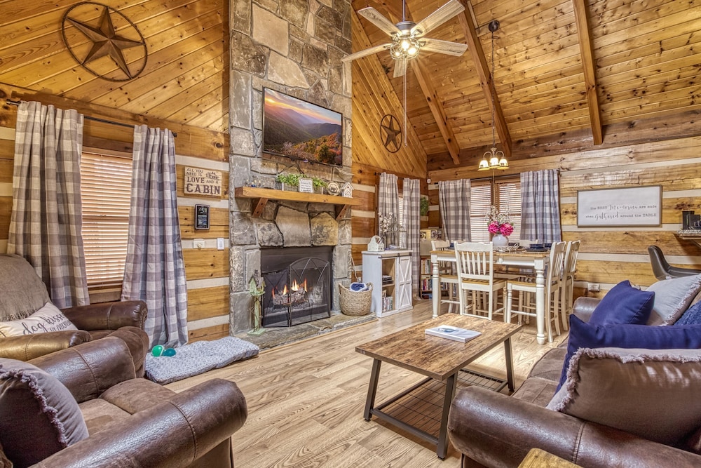Fantastic Pet Friendly Cabin Hot Tub Fire Pit