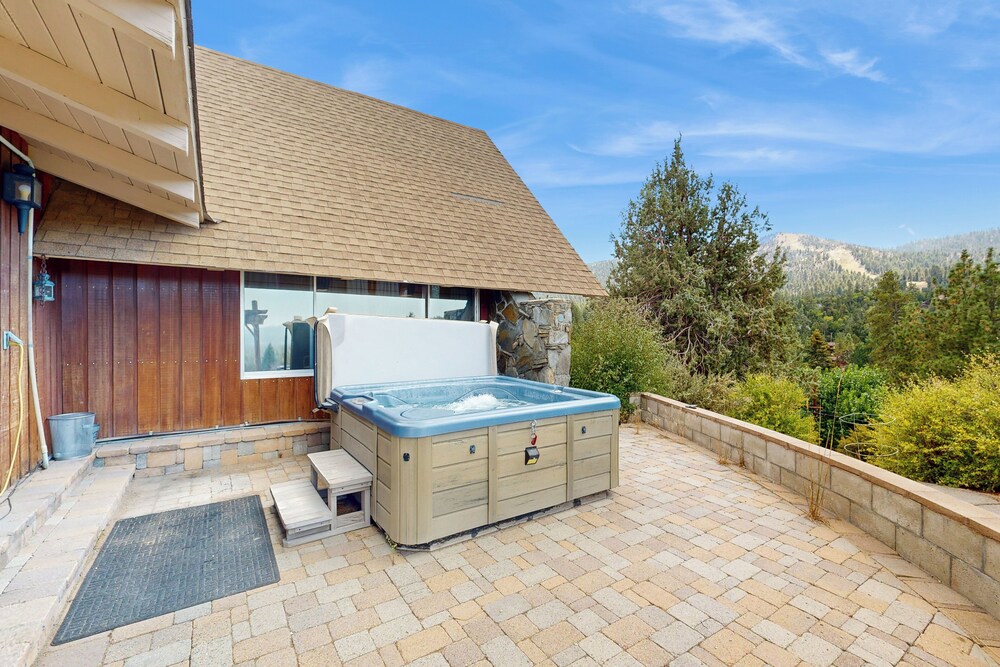 Mountain & Lake View Dog-friendly Retreat