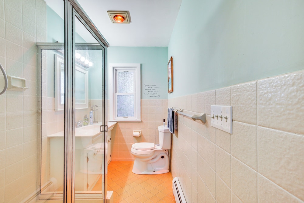 4 Mi to Danbury: Apt w/ Indoor Pool Access