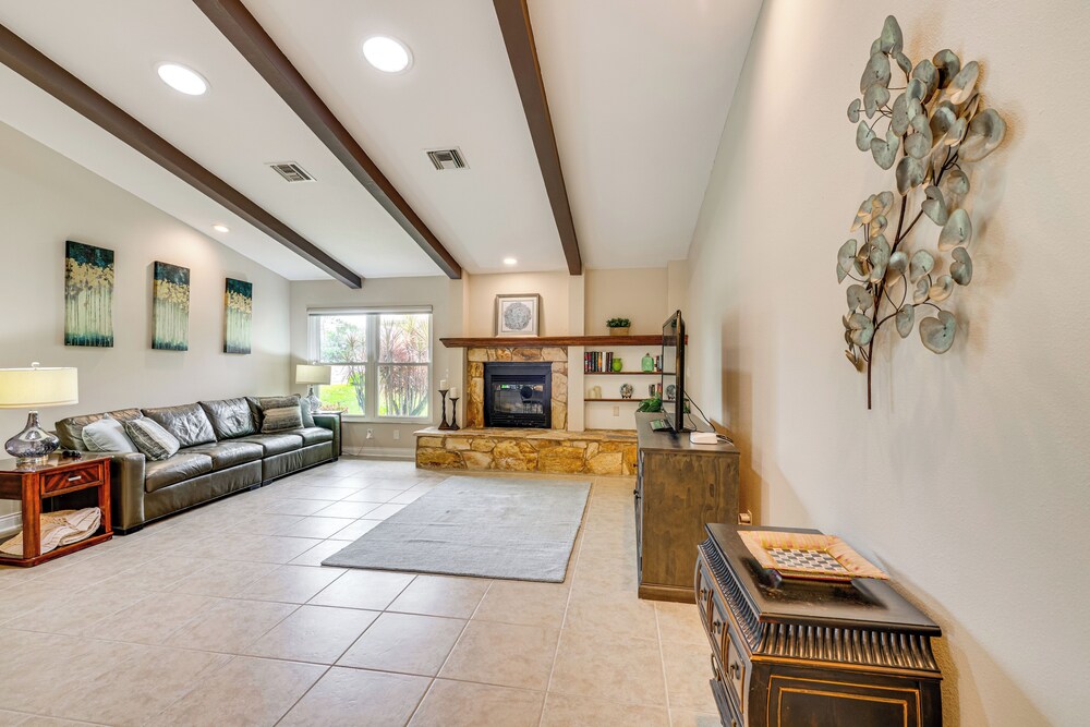 10 Mi to Beach: Poolside Paradise in Fort Myers!