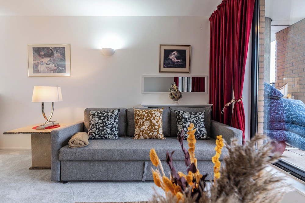 Duplex 2BR 2BA Flat Near Gloucester Rd Station