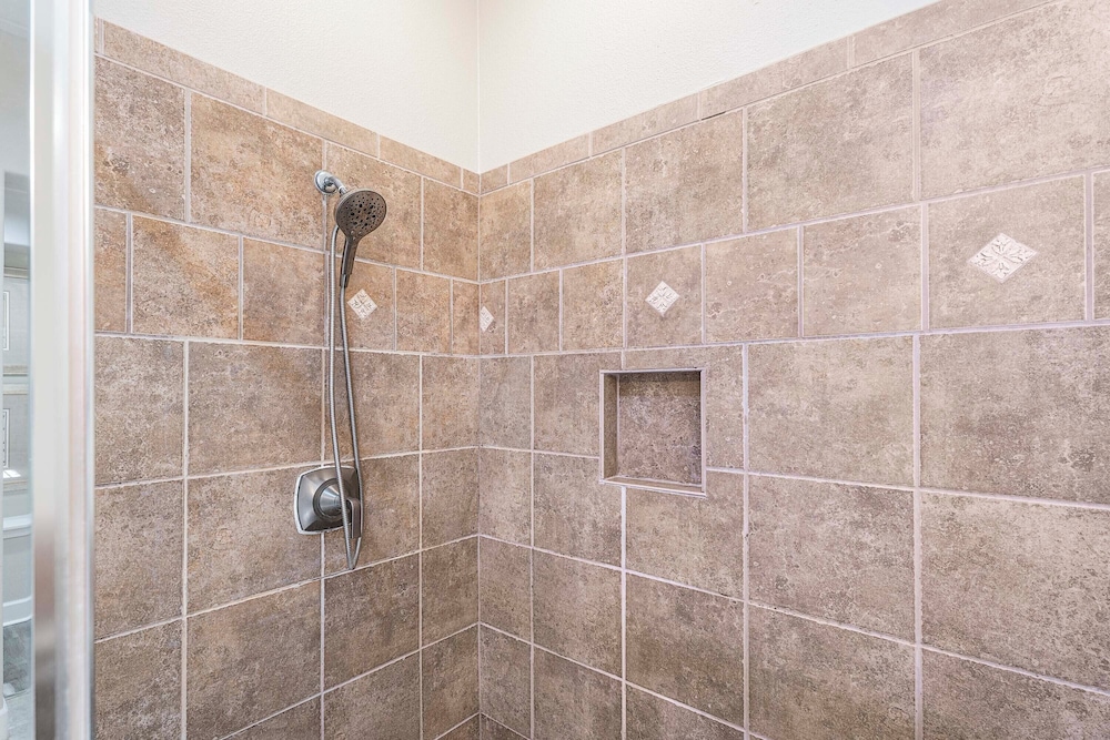 Beautiful Townhome - Great Location & Amenities - Vrkcv