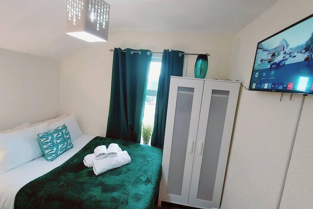 Garfield Villa-beautiful 4-bed House in Gillingham view 2