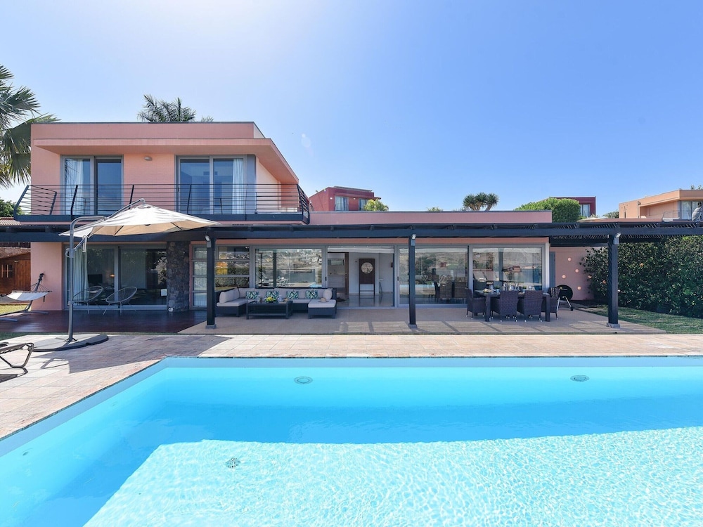 Villa With Private Pool in the Golf Resort