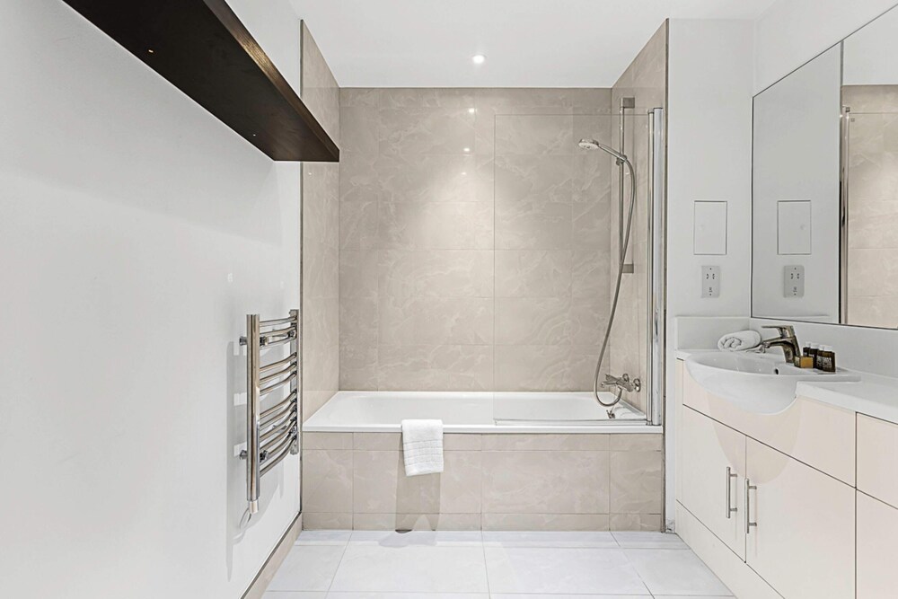 Stylish Flat In Battersea Reach