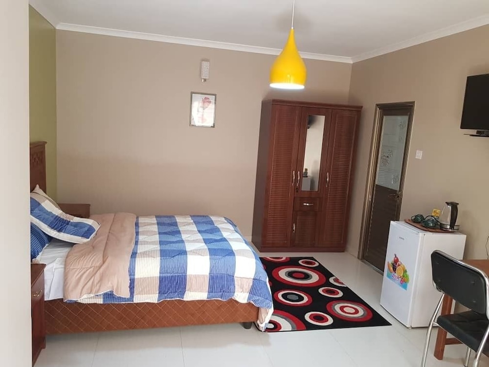Ticheze Lodge And Car Hire view 5