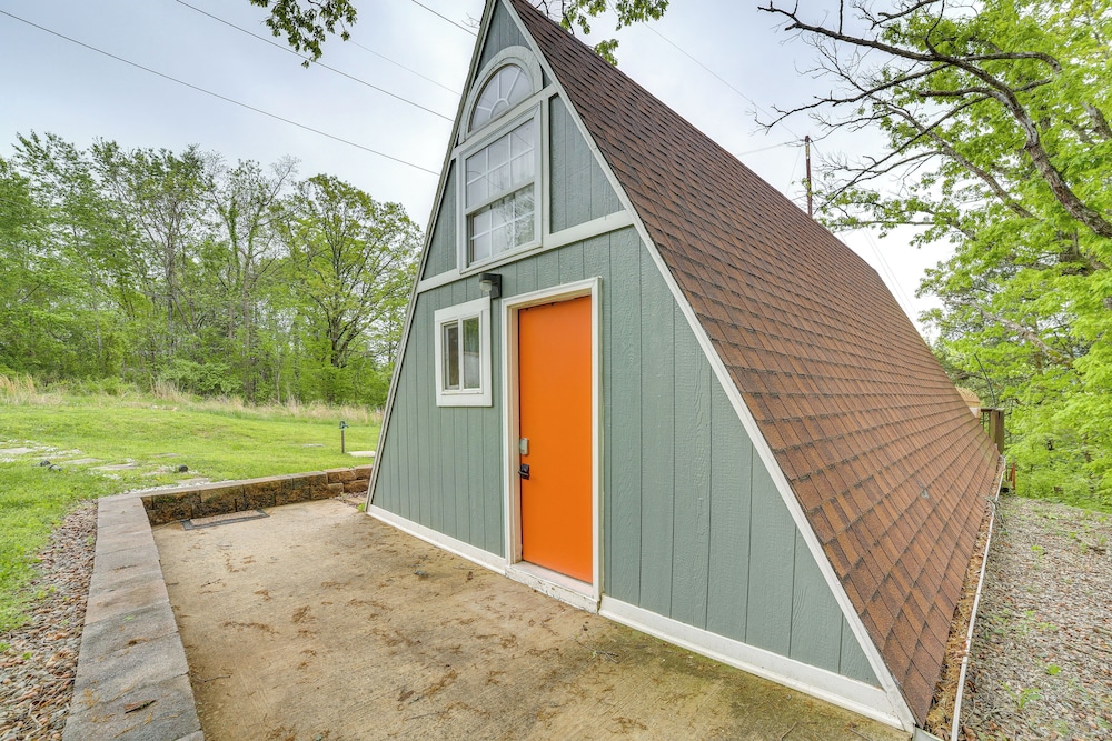 Cozy Cabin w/ Fire Pit: Walk to Lake Taneycomo!