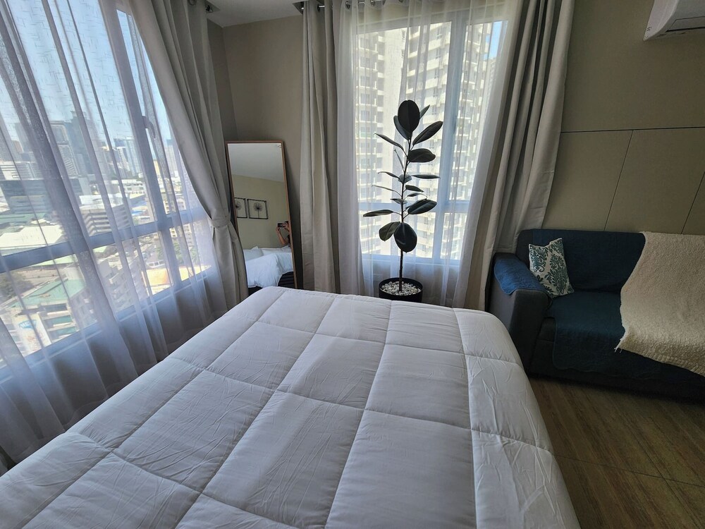Cozy 1BR Condo in Mandaluyong City With City Skyline View