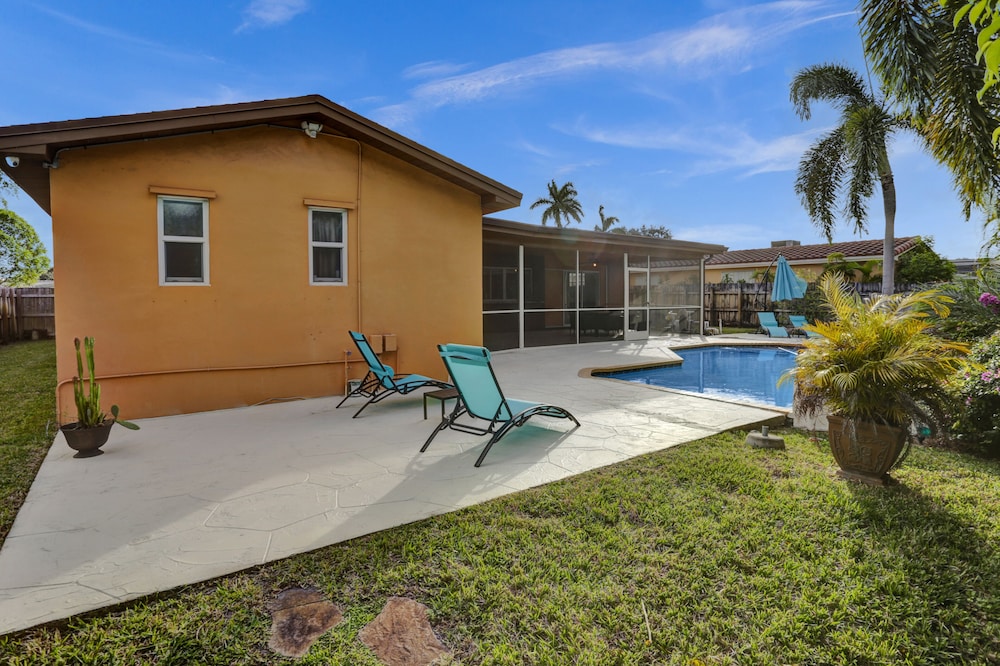 Cleveland Tropical Oasis & Private Pool - Image 2