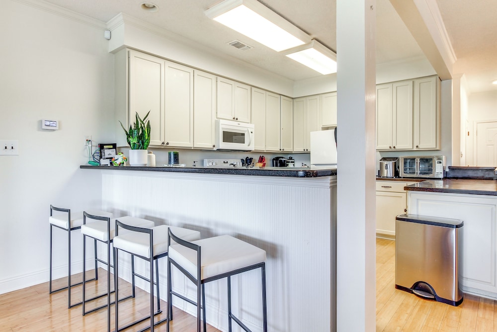 Pool, Fire Pit & Tennis Court: Gem in Bay St Louis