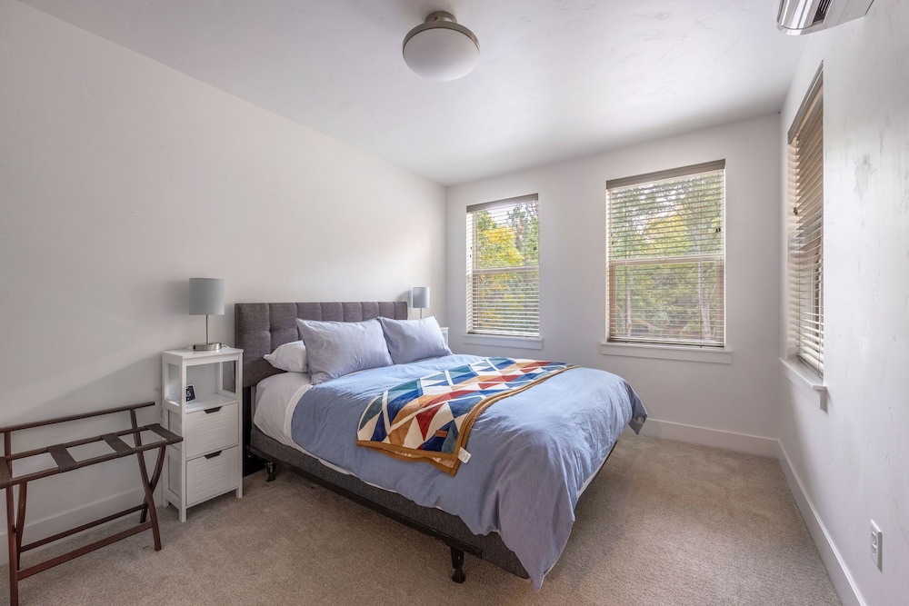Evergreen Retreat Ab 30 Night Minimum 4 Bedroom Home