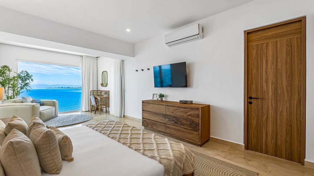 4BR Luxury Penthouse with Ocean Views