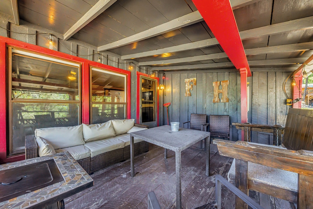 Walk to Downtown Ruidoso: Cozy Wooded Retreat