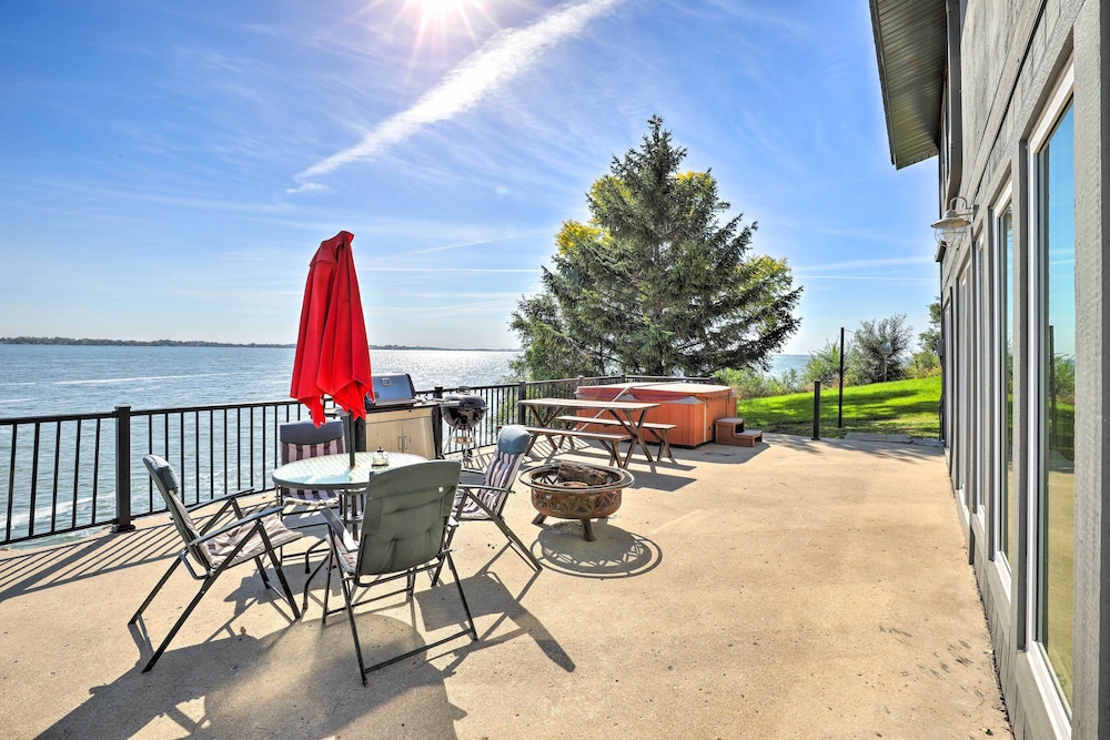 Updated Cabin With Hot Tub: Walk to Boat Ramp! - Property Image 6
