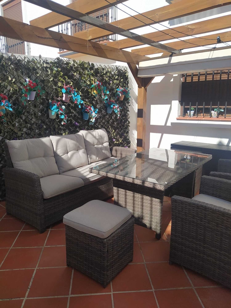 Stylish House, Patio, Pool, Mountains, Stunning White Village, sea 20 Mins Away