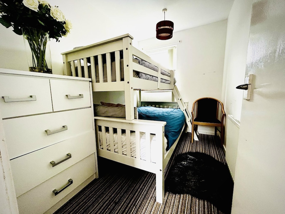 Mordenised 2 Bedroom House Close to City Centre view 4